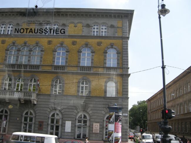 晩年のリストはこの２階に住んでいた。<br />彼の生涯や資料が紹介されていて、超絶技巧ピアニストとして一世を風靡したリストが愛用していたピアノも展示されているという。<br />友人だったショパンの小さい手とは真逆の大きな手だったのは有名ですが、<br />ショパン同様、リストの実物大の手型もあるそうだ。<br />それにしても、リストに由来する場所にもいけばよかったのに…　と後悔。<br />もっときちんと下調べしておけばよかった…　と反省。