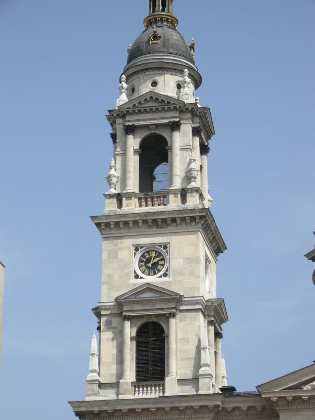 両端の鐘楼のうちのひとつ。