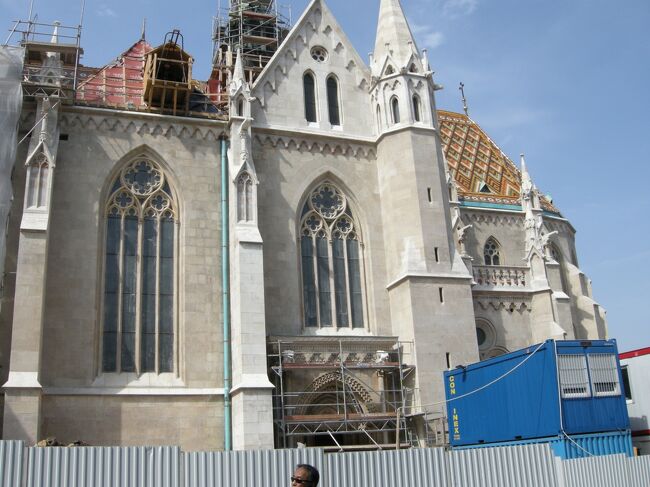 王宮の丘の「マーチャーシュ教会」に到着。<br />去年も修復中だったが、今年は更に広範囲を絶賛修復中！<br />