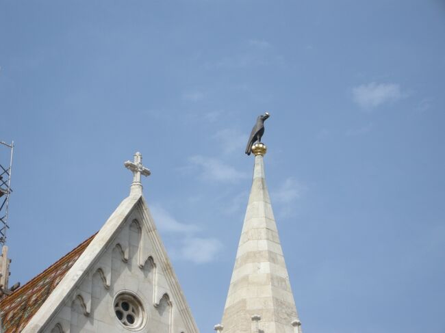 この黒い鳥はトゥルルと呼ばれる伝説の鳥。の彫刻です。<br />建国の父アルバードを産んだ鳥、と言われているとか。（鳥が産んだ？？？）