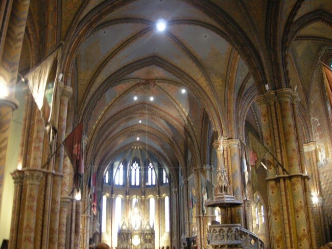 身廊のつきあたりには聖母マリアを祀ってある主祭壇がある。