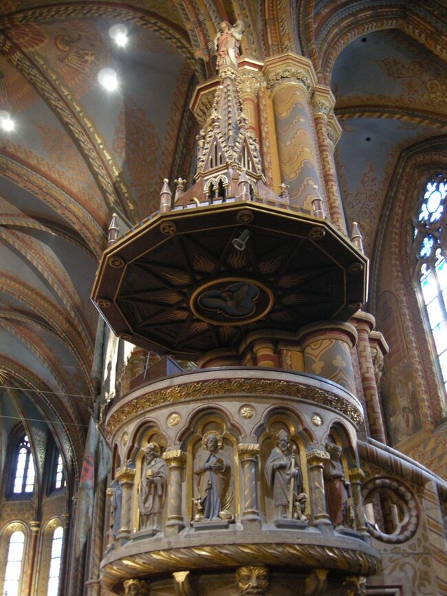 オレンジ色の濃淡やブラウン、ゴールドで埋め尽くされていて圧倒される。<br />ハンガリーのアールヌーボーと呼ばれるセセッション様式の内装。