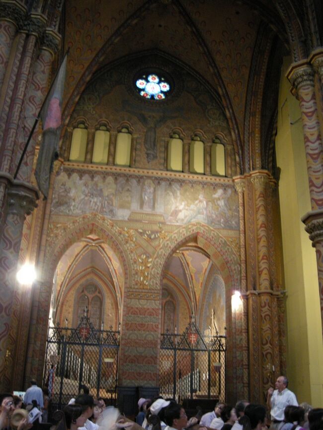 カトリック様式に戻されたといっても<br />壁面も天井も、トルコ風（イスラム）のアラベスク模様や<br />ハンガリー独特の唐草模様の装飾が残されている。<br />