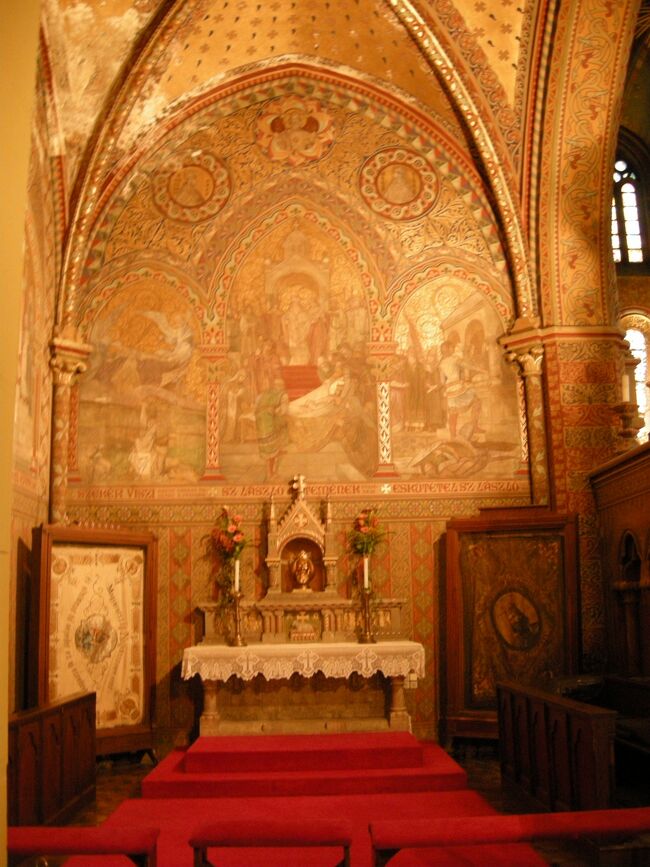 1867年6月8日、皇帝フランツ・ヨーゼフと皇妃エリザべートが<br />このマーチャーシュ教会で、ハンガリー国王及び王妃として戴冠式に臨んだ。<br />なんと、この戴冠式の為にリストが「戴冠ミサ曲」を作曲し、指揮をしたんだとか！<br /><br />それまでオーストリア帝国の支配下だったハンガリーに、この時から自治権が与えられ、オーストリア・ハンガリー二重帝国という同君連合が成立した。<br />これは、エリザベートの尽力によるものだと伝えられている。<br /><br />が、フランツ・ヨーゼフは若い頃にハンガリーに対し冷酷な鎮圧を行っており、<br />国民からの信頼度は戻ることはなかった為、殆どハンガリーには来なかった。<br />エリザベートはハンガリーをこよなく愛し、<br />ウィーンにいるよりもブダペストに滞在することの方が多かったという。