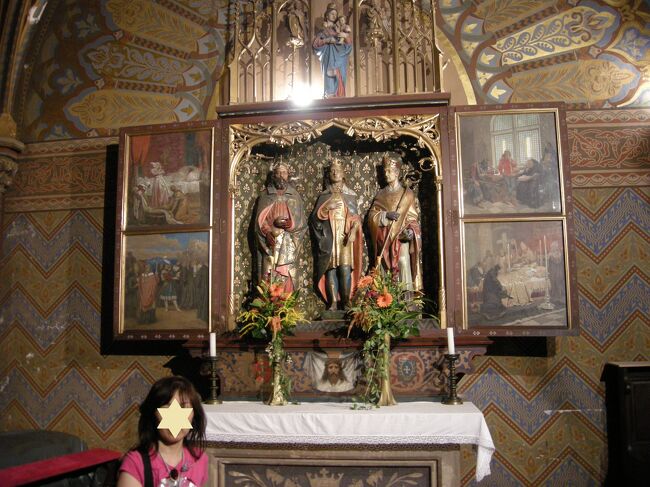 恐らく、東方の三博士（贈り物を持って幼子のキリストを拝みにきた人物）の像。<br /><br />この近くに狭い階段があり、去年は２階にあるシシィ専用のバルコニーにも入れたが、今回は上がれなかった。修復中だったのかも？