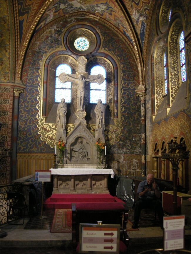 キリストの十字架の下の方に、聖母マリアがキリストの屍を抱くレリーフがある。