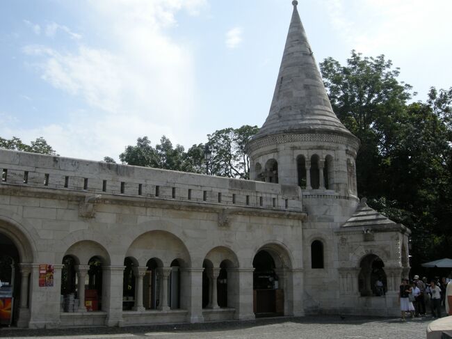 土産物店で体を冷やして元気を取り戻し、すぐそばの『漁夫の砦』へ。<br />マーチャーシュ教会の再建を担当した建築家設計の、ネオロマネスク様式の建物。<br /><br />これがなぜ、漁夫の砦というのか？というと<br />かつてこのエリアを守っていたのが漁師だったというのが由来で<br />美化計画の一環として建てられたらしい。