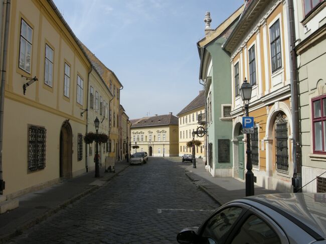 添乗員さんがマーチャーシュ教会の裏手にある路地に向かうので<br />なんでここを進むの？と思ったら…