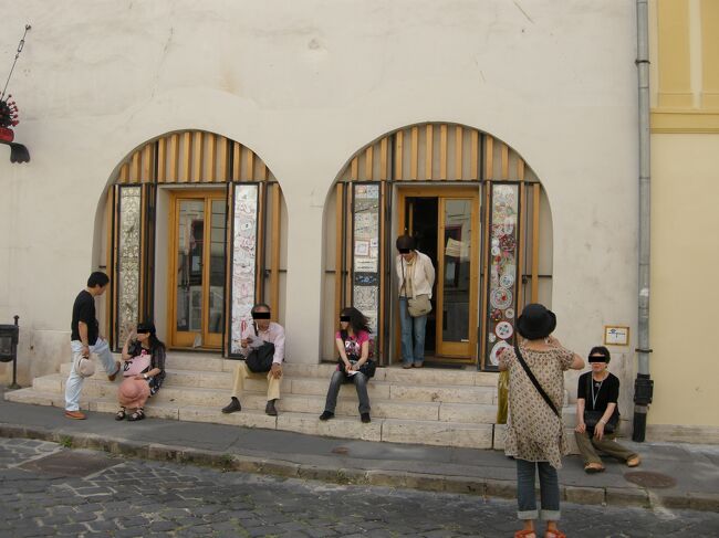 小さな土産物店に連れていかれた、いや、案内された。<br />なーんだ！と思ったけど冷房がガンガン効いていて、本当に助かった！生き返った！<br />それほどこの日は猛暑と言えるほど暑かったのだ。<br />が、涼んでいるうちに冷えてきて、外の石段に腰かけて休憩中。<br />何も買わず、何かドリンクを飲んだような？