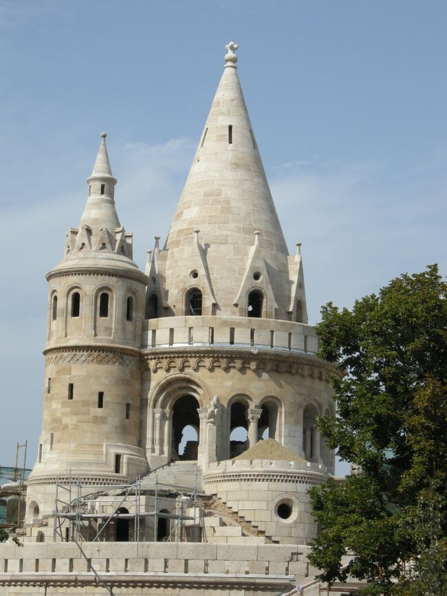 とんがり帽子のようなかわいい屋根は、ハンガリー独特の雰囲気があるなぁ！
