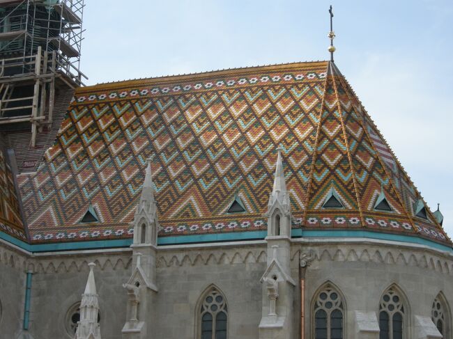 カラフルな屋根はジョルナイ製のセラミック瓦が使用され、<br />美しいダイヤモンド柄になっている。（中央市場の屋根と同じ）<br /><br />この屋根になったのは、19世紀末の二重帝国時代、<br />国王フランツ・ヨーゼフによる大改築の時である。