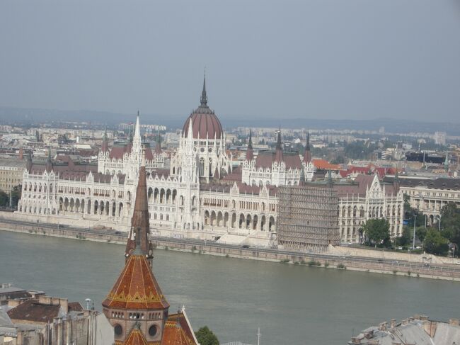 その手前には「国会議事堂」<br />