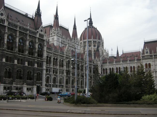 高さ96mのこれまた巨大な建物。<br />繊細な装飾や彫刻の施された外観は、まるで宮殿のよう。<br />人口1千万に満たない小国に、こんなにも大きく豪華な国会議事堂があるとは！<br />ハンガリーの1000年の歴史がいかに誇らしいか！　という証なのだろう。