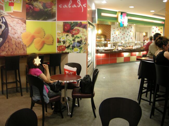 空港内をウロウロし、残った外貨（フォリント）を使い、少し買い物し、<br />それでも時間がたっぷりあったので、搭乗口から遠くないこのカフェでひと休み。<br />