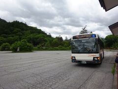 バスは中禅寺温泉の交差点をいったん日光市街の方向へ一寸戻り、すぐに中禅寺温泉バスターミナルに到着した。
乗車したバスはここが終点。
ここで20分後に来る湯元温泉行のバスに乗り換える。