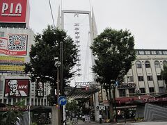イセザキ・モールに入ります。

ここは横浜でも有名なショッピングストリートで、確か「ゆず」の二人もこの辺りでストリートライブを行い、現在に至っていると聞きました。まさに「ゆずの聖地」ですね！