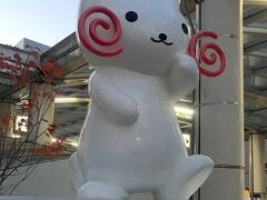 駅北口のペデストリアンデッキに行くと、市のキャラクター「くるりん」像がいました。
