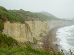 シラフラ！

白い傾斜地と呼ばれていた断崖絶壁、天気悪く近寄ることはできませんでしたが マーベルのキャラが地球に降りたつ映画のワンシーンとか撮れそうな、日本じゃない感あふれる場所でした。

