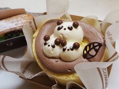 帰りに上野駅のエキュートで親子見れた記念（？）にロールケーキと抹茶のエクレールを買って帰りました。

ロールケーキはスポンジが乾き気味で味は普通だったけど、見た目の可愛さ重視なのでいいのです。親子のパンダが可愛い～♪味はエクレールの方が良かったです。

さて、双子観覧の当選発表は毎週木曜ですが、なんと！一昨日発表分の平日午後のが当たりました。相変わらず土日は全然当たらないけど。。もともと用事で半休取ってる日で、用事の前に双子だけなら急いで行けるかもと思って応募したら(;^ω^)　

少し競争率も下がってるのかもしれないですね。行けるのが多分寝てる時間帯かと思うので、あまり写真は期待できませんが、撮れたらこの続きに足そうかと思います。

最後までお読みいただきありがとうございました！