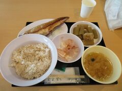 監獄食堂

注文したの監獄食Bのホッケ定食。ちなみに監獄職Aはサンマ定食です。

麦飯（麦3：白米7）、焼き魚、小皿、中皿、みそ汁が付いています。
決行ボリュームがあって美味しかったです。ホッケも油が乗っていて旨い、旨い。
最近の受刑者は良いもん食べてますね。
だから、刑務所に逆帰りしたくて犯罪に再び手を染めるヤツが絶えないんじゃない？