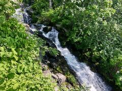 三段の滝

遠音別岳中腹が源流となるオショコマナイ川が海に流れ落ちる滝です。川の名前はアイヌ語で「川尻が岩盤の上にある川」という意味だとか。