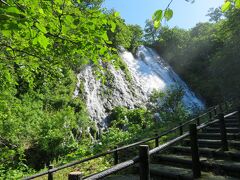 オシンコシンの滝

北海道ではアイヌ語が語源となっているスポットが多く存在しますが、このオシンコシンという名前もそのひとつ。アイヌ語で「エゾマツが群生するところ」という意味の「オ・シュンク・ウシ」から転じたとされています。