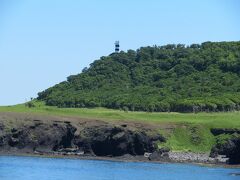 知床観光船おーろら

知床岬突端の台地の上に建つ知床岬灯台が見えて来ました。紋別海保が年に1回保守点検を行っているようです。