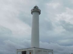 次に残波岬へ。風が強くなってきたので、灯台には上らない。