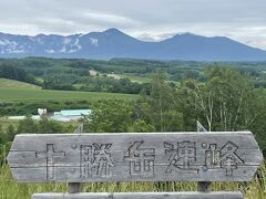 美瑛巡りもしたかったのだけど、天気もいまいちなので富良野に引き返すことにしました。
どうしても立ち寄りたかったもう一箇所が、早咲きラベンダーが咲いているという日の出公園です。展望台のすぐ横に駐車場があります。一方通行になっているので、頂上を目指して車で向かいます。

駐車場からは十勝岳連峰が見えます。

http://www.town.kamifurano.hokkaido.jp/index.php?id=1854
日の出公園
北海道空知郡上富良野町東１線北２７号
0167-39-4200