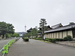 8:00　ホテル出発
烏丸通りを京都駅へ、途中、東本願寺さんへお立ち寄り