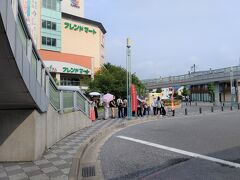 8:19　長岡京駅到着

ロータリーでシャトルバス乗り場（赤い上り幡）を探すと、既に長蛇の列！
始発は9時…乗り切れないじゃん