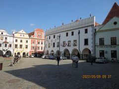 広場にある16世紀の「市庁舎」
三階建てに見えるけど実は二階建て、三階部分の窓はだまし絵！