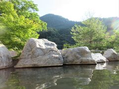 【２日目】

塩原温泉ホテルおおるり（栃木県那須塩原市塩原）

朝風呂は、朝日を浴びながら、開放的な大露天岩風呂に。