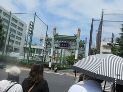 中華街の入り口の延平門が見えてきました。頑張って歩いています。
