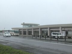 北海道立北方民族博物館を出て国道３９１号線を東に走り、午前１１時５０分頃に写真の「小清水原生花園 インフォメーションセンターHana」に到着。１９９９（平成１１）年にオープン、５月～９月のシーズンを通して咲く約２００種類の花々の開花状況や見どころを案内。施設内には、原生花園の花々を紹介する映像ルームやフォトギャラリーもある。