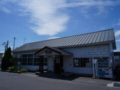 鮫駅に戻ってきたが、列車の時間まで少しある。しかも、暑さで喉が渇いたし、ちょうど昼時でもあったので、近くの店まで歩いてみる。そこで、食べ物を買い込み、駅で食べる。駅舎は木造の趣のある建物であった。