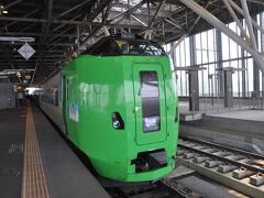 　これから乗る札幌行き特急「ライラック18号」が停車しています。この列車に乗り換えます。

　旭川10:30　→　札幌11:55