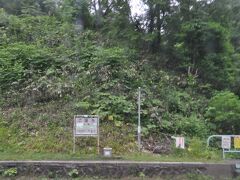 　屈指の秘境駅　小幌駅を通過します。今回は駅名標撮れました。