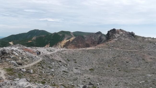 火口付近を歩きます　26年前は茶臼岳往復にとどめたので、こちらは初めて
