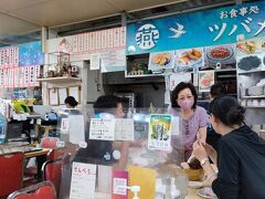 島唄を聴ける居酒屋やのれん街などを下見しながら牧志公設市場まで行ってみたら、只今建替え中で西側の仮店舗で営業していました。
市場の魚屋さんを巡っているうちに、去年宮古島で美味しかったミーバイを見つけ、2階の食堂で食べることにしました！ミーバイと夜光貝を購入、3000円。
2階にいくつかあるお店の中で、台湾出身の女将が元気なここにしました。

御食事処ツバメ
098-867-8696
https://maps.app.goo.gl/J9UtjDm4bEPhZnDF8