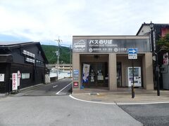 由布院駅前バスセンターにて目的のバスを待ちます。