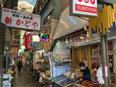 まずは今回の旅行の目的鶴橋市場へ向かいます。
難波駅に宿泊すると、どこに行くのも便利で鶴橋駅は4つ目でした。