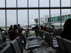 岩国錦帯橋空港から出発します。台風４号からの湿った空気が流れ込み岩国は雨です。この台風は沖縄地方は今朝早くに通過した模様です。