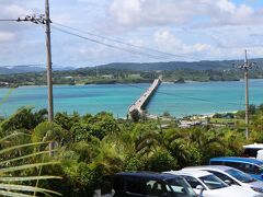 古宇利島から大橋を望む。離島にかかる通行無料の橋としては沖縄で二番目に長いそうです。