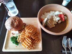 ホテルのカフェでバーガーとカレーのブランチ。
今日は金曜日。宿泊客が増える金・土曜日には奥のメインダイニングでランチビュッフェをやっているのに、アラカルトの客はホテルにとってはさぞ面倒なのだろうなぁ、、&#128166;と思いながらも、気ままな時間を過ごしました。

部屋に戻ってTVをつけたら、安倍元首相が銃撃されたニュースで大騒ぎ！！