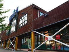 “函館西波止場“には広大な売り場を誇る土産物専門店が入っていて、海産品・銘菓・乳製品・地産アルコールなどの土産物を買い揃えられる。