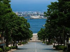 時折車が通るので周りへの注意が必要だけど、海に向かってまっすぐ伸びる一本道が美しい。
青空が広がる初夏の陽気は、日向だと汗ばむくらいだったけど、ここは風が通って気持ちが良かった。