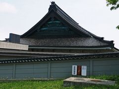 “東本願寺函館別院”の立派な瓦屋根。
この建物は日本で1番最初に建てられた鉄筋コンクリート造りの寺院。