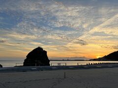 稲佐の浜の夕日は去年じゅうぶん堪能したので、一瞬写真撮っただけでバイナラ～

（夏に出雲で夕日見るなら、日御碕灯台から見る夕日の方が太陽が目の前なので綺麗だと思います）