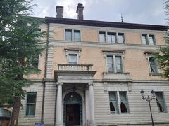 デザートカフェ長楽館を利用しました。
長楽館フレンチ　ル　シェーヌもあります。

長楽館とは、日本初の両切り紙巻きタバコ「サンライス」を発売した村井吉兵衛が建てた別荘です。

1894年明治27年
村井吉兵衛が、両切り紙巻きタバコ「ヒーロー」を発売。ユニークな宣伝効果もあり大ヒット銘柄になった。
パリ万博で金賞受賞。質の高い紙巻たばこだったようです。
紙巻たばこで財産を築いた方です。
昔のたばこはフィルターとか付いてなかったですね。
